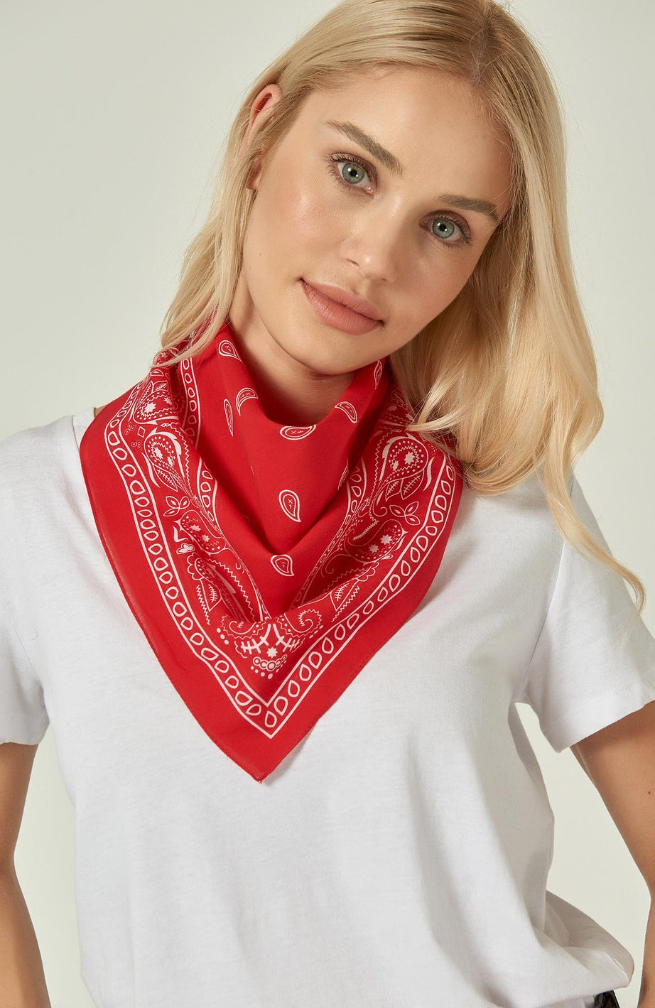 Çok Amaçlı Stil: Kırmızı Desenli Bandana Fular Kırmızı desenli bandana fular ile tarzınızı özgünleştirin! Bu çok yönlü aksesuar, %100 polyester kumaşı ve 50x50 cm boyutlarıyla bilek, boyun ve saç aksesuarı olarak kullanılabilir. Canlı deseni ve kırmızı renginin insan üzerindeki olumlu etkisiyle stilinize enerji katın. Şimdi, stilinizi tamamlamak için cosmicalisveris.com adresini ziyaret edin