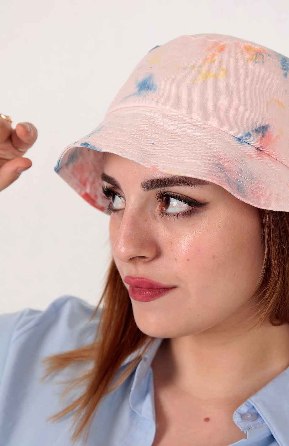 Batik desenli pembe renkli balıkçı bucket şapkası modeli-kadın şapka modelleri-Şapka Türleri ve Kaliteli Şapka Modelleri Şapka türleri arasında en güzel şapkalar, farklı şapka tasarımları ile çeşitleniyor. Şapka modelleri her mevsime uygun seçenekler sunuyor. Kaliteli şapka modelleri ile tarzınızı en iyi şekilde yansıtın.