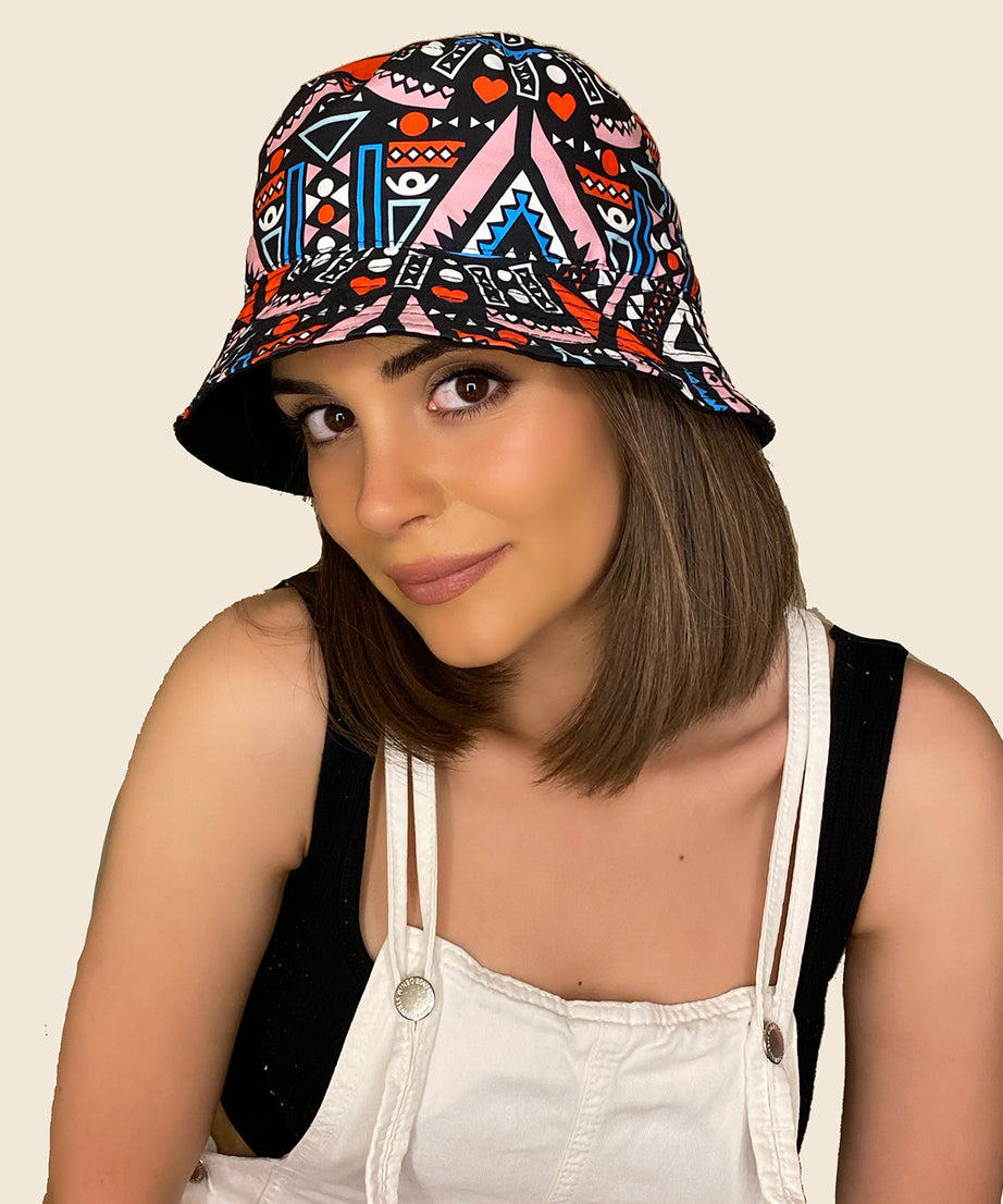 Kadın Bucket Şapka Modeli: Şık ve kullanışlı bir bucket şapka mı arıyorsunuz? Bu çift taraflı geometrik desenli siyah bucket şapka tam size göre! Özellikler: Model: Çift Taraflı Geometrik Desen Renk: Siyah Malzeme: %100 Pamuk Mevsim: Yaz, İlkbahar, Sonbahar Siper: 6.5 cm Şapka Yüksekliği: 8.5 cm Beden: Standart (57 cm) Astar ve Ter Bandı: Terlemeyi önleyen astar ve ter bandı