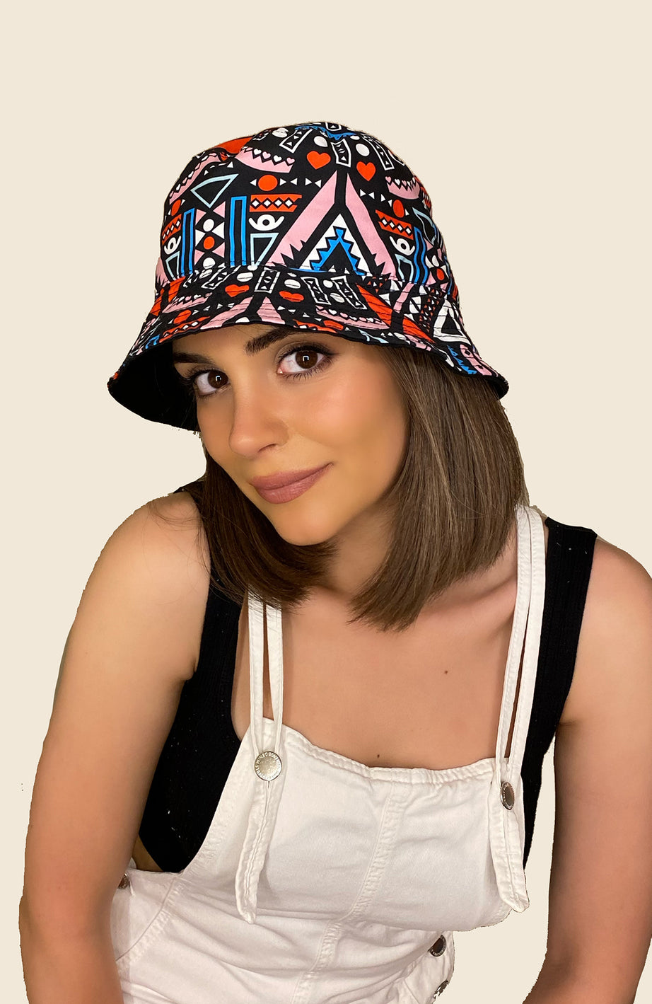 Kadın Bucket Şapka Modeli: Şık ve kullanışlı bir bucket şapka mı arıyorsunuz? Bu çift taraflı geometrik desenli siyah bucket şapka tam size göre! Özellikler: Model: Çift Taraflı Geometrik Desen Renk: Siyah Malzeme: %100 Pamuk Mevsim: Yaz, İlkbahar, Sonbahar Siper: 6.5 cm Şapka Yüksekliği: 8.5 cm Beden: Standart (57 cm) Astar ve Ter Bandı: Terlemeyi önleyen astar ve ter bandı