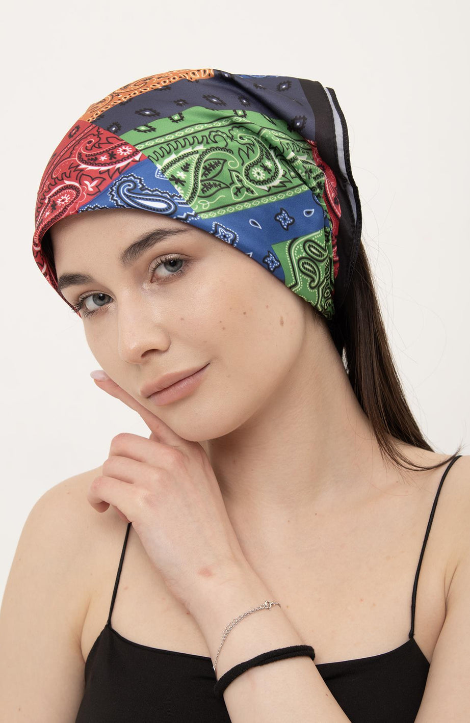 ✨ Trendlerin Öncüsü ✨: Siyahın asaletiyle renkli Patcwork desenin buluştuğu bu özel fular modeli, yeni sezonun en trend parçalarından biri. Bandana olarak da kullanılabilen bu çok yönlü aksesuar, çeşitli renk seçenekleriyle tarzınıza renk katıyor. %100 Polyester malzemesi ve 50x50 cm boyutlarıyla stilinizi tamamlıyor.