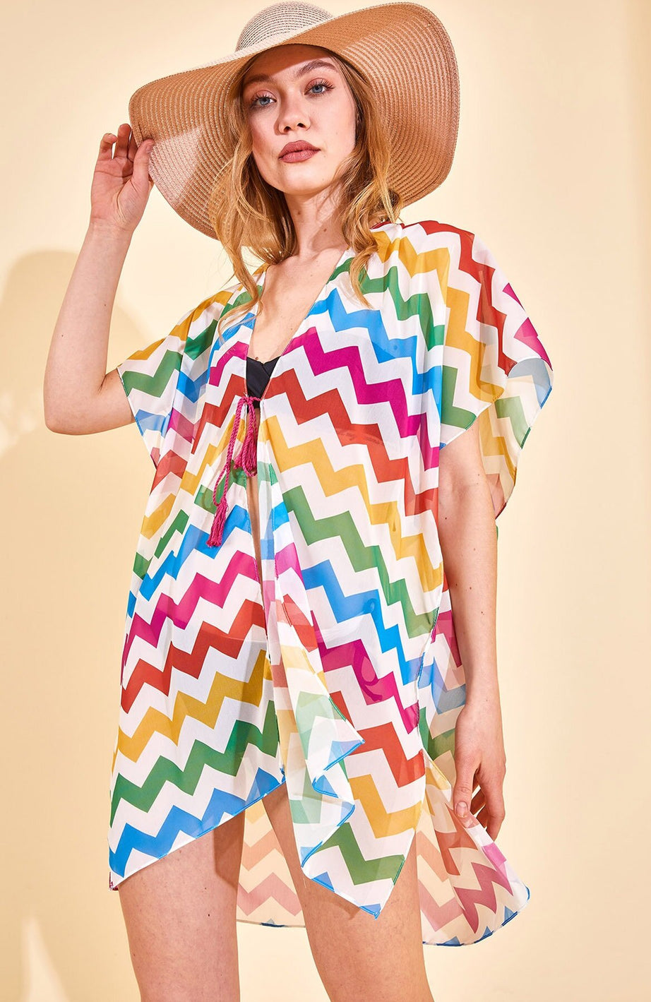 Çok Renkli Zigzag Deseniyle Fark Yaratın
Plajda şıklığınızla fark yaratmak için çok renkli zigzag desenli pareo kimono elbise tam size göre! %100 polyester kumaştan üretilmiş bu elbise, hafifliği ve rahatlığı ile konfor sağlarken, canlı renkleri ve desenleri ile yazın coşkusunu hissettirir. Hem şık hem de dikkat çekici bir yaz stiline sahip olun!