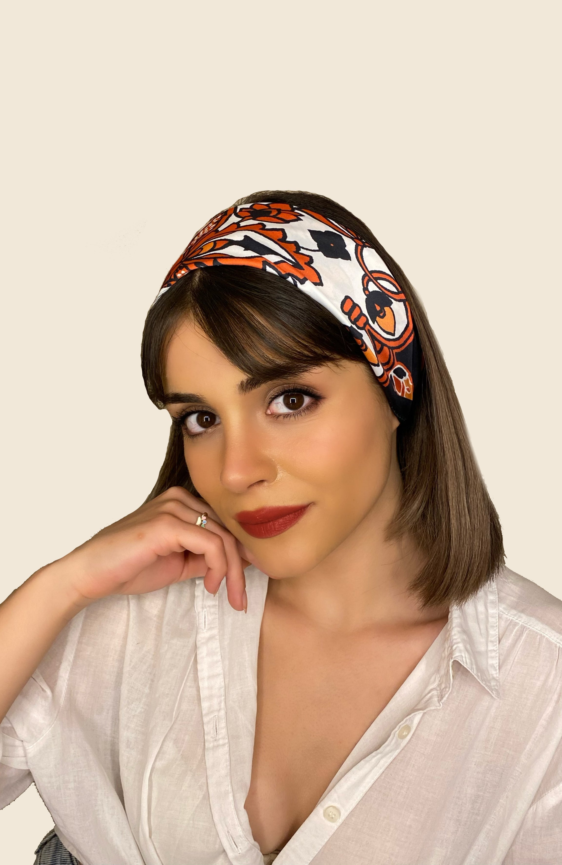 kadınlar için Siyah bandana, karışık çiçek desenleriyle 50x50 cm boyutu ve %100 polyester dokusuyla modern bir tarz sunar. Stilinizi renklendirin.