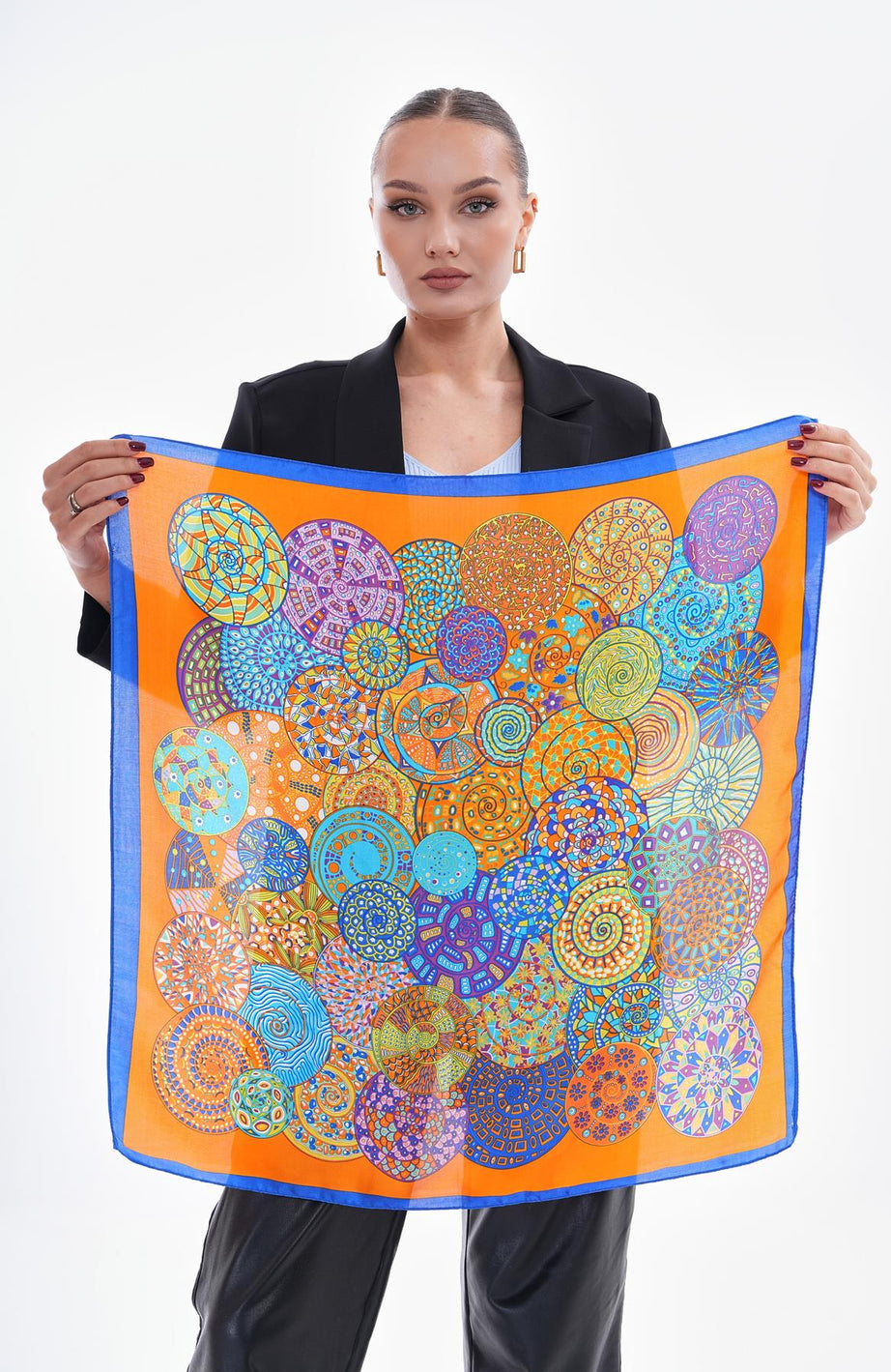 Canlı ve Şık Bir Dokunuş: Turuncu desenli bu büyük boy fular, gardırobunuza enerjik bir hava katacak. 70x70 cm ölçülerindeki fular, %100 polyester kumaşı ile dayanıklıdır ve uzun süreli kullanım sunar. Hem fular hem de bandana olarak kullanabileceğiniz bu eşsiz parça, her tarza uyum sağlayacak. Sonbahar ve kış aylarında stilinizi tamamlayacak.