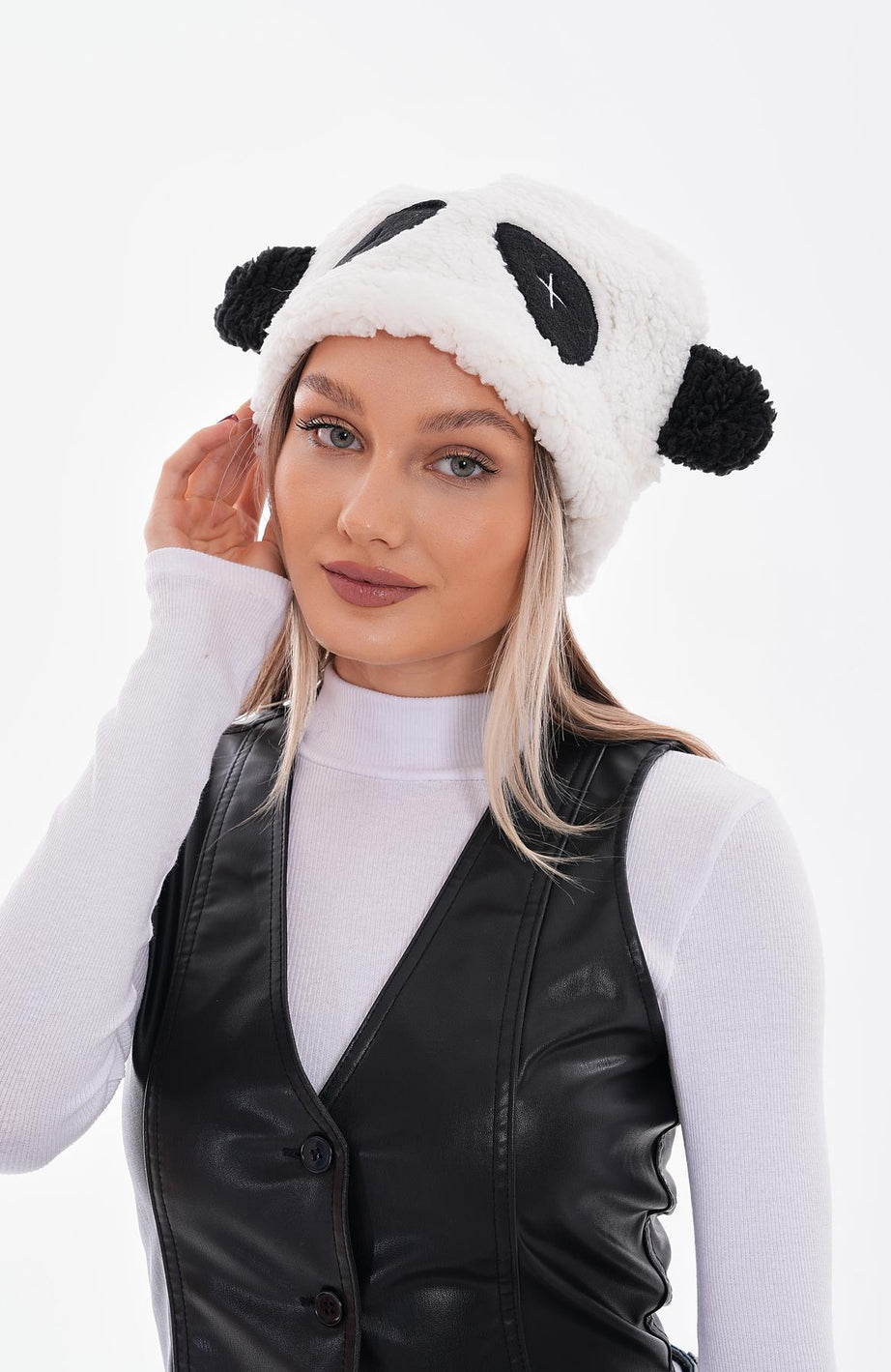 Kışa Panda Şıklığıyla Merhaba!
Beyaz ve siyahın mükemmel uyumuyla tasarlanan Panda Model Peluş Bere, %100 polyester yapısıyla hem dayanıklı hem de sıcacık bir kullanım sunuyor. Şirin görünmek isteyenler için ideal olan bu bere, sonbahar ve kış aylarının favori aksesuarı olacak!